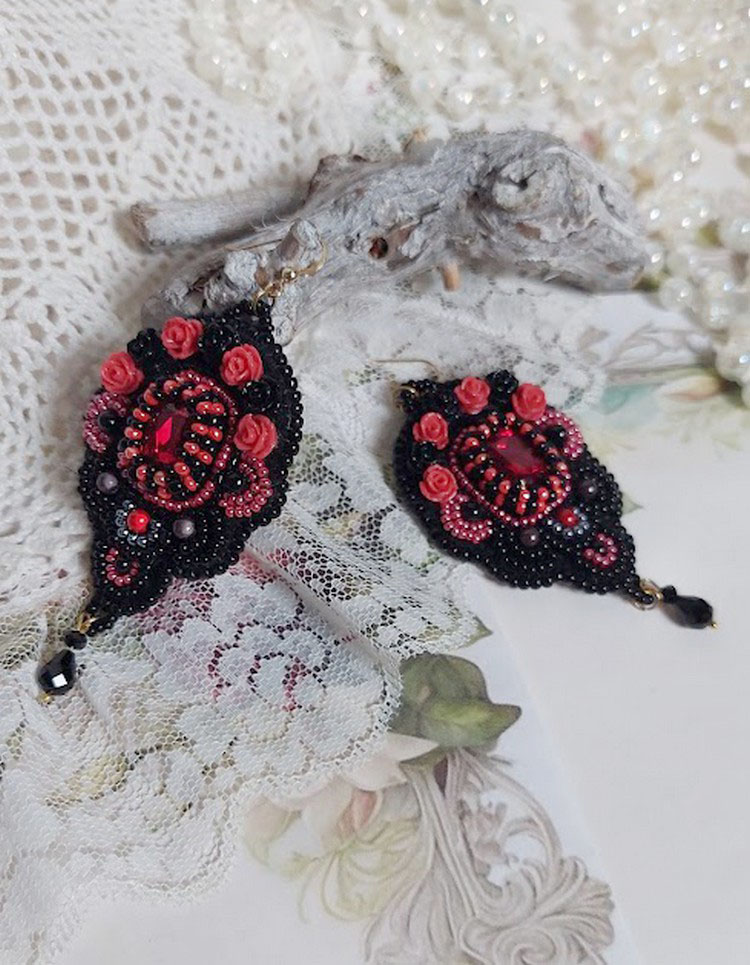 BO Midnight in Paris broderet med Swarovski-krystaller, røde harpiksroser, perleperler, frøperler og 14 karat guldfyldte ørekroge