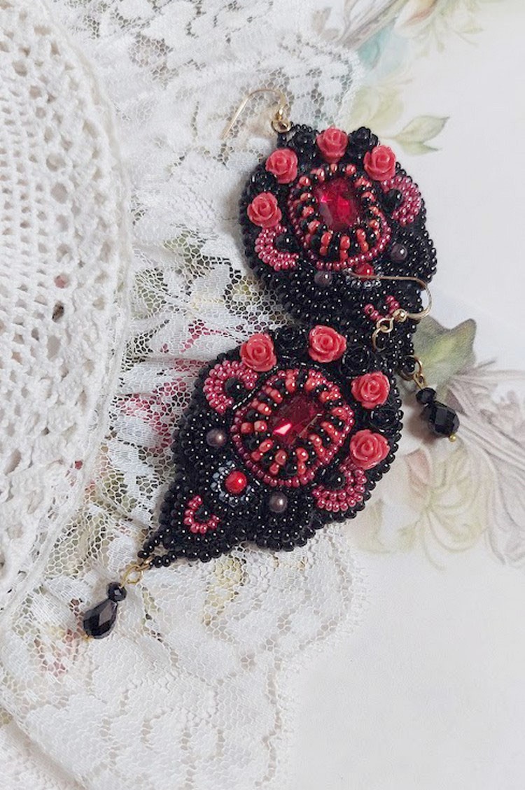 BO Midnight in Paris broderet med Swarovski-krystaller, røde harpiksroser, perleperler, frøperler og 14 karat guldfyldte ørekroge