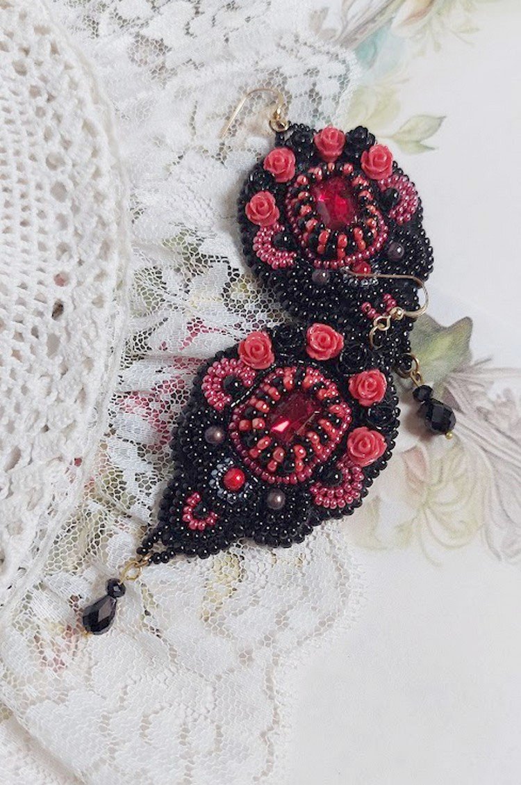 BO Midnight in Paris broderet med Swarovski-krystaller, røde harpiksroser, perleperler, frøperler og 14 karat guldfyldte ørekroge