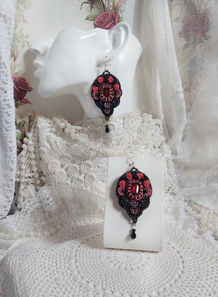 BO Midnight in Paris broderet med Swarovski-krystaller, røde harpiksroser, perleperler, frøperler og 14 karat guldfyldte ørekroge