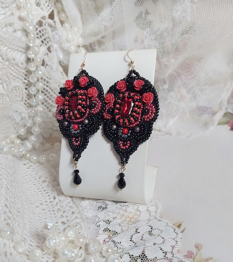 BO Midnight in Paris broderet med Swarovski-krystaller, røde harpiksroser, perleperler, frøperler og 14 karat guldfyldte ørekroge