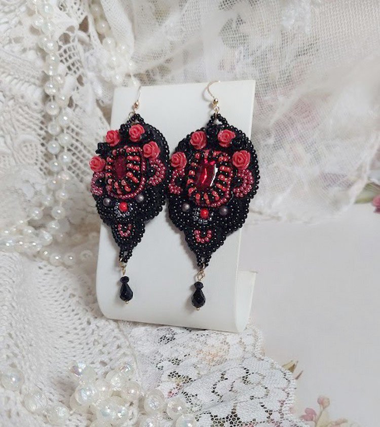 BO Midnight in Paris broderet med Swarovski-krystaller, røde harpiksroser, perleperler, frøperler og 14 karat guldfyldte ørekroge