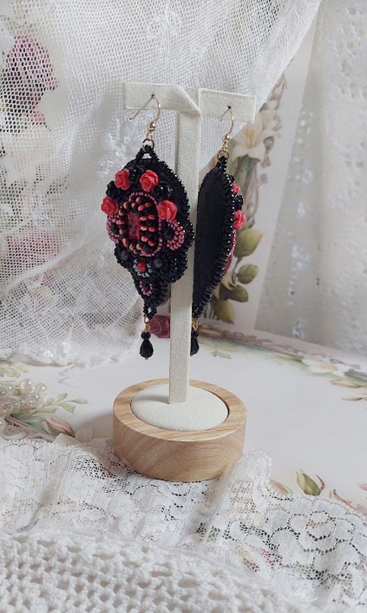 BO Midnight in Paris broderet med Swarovski-krystaller, røde harpiksroser, perleperler, frøperler og 14 karat guldfyldte ørekroge
