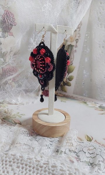 BO Midnight in Paris broderet med Swarovski-krystaller, r&oslash;de harpiksroser, perleperler, fr&oslash;perler og 14 karat guldfyldte &oslash;rekroge