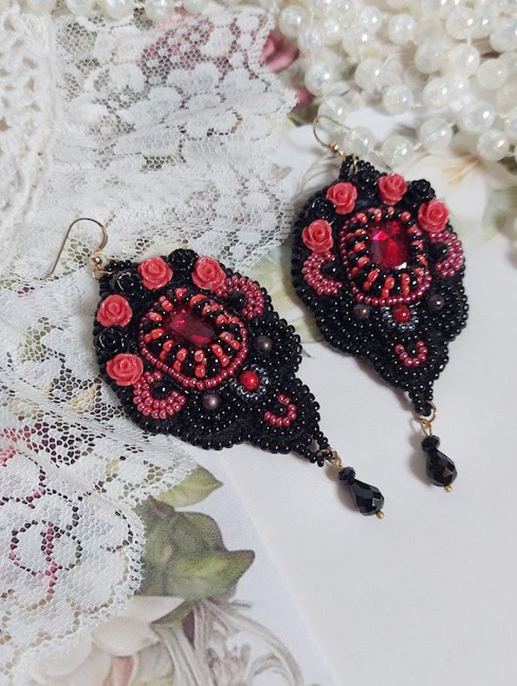 BO Midnight in Paris broderet med Swarovski-krystaller, røde harpiksroser, perleperler, frøperler og 14 karat guldfyldte ørekroge