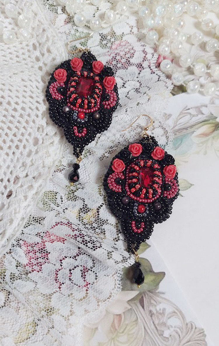 BO Midnight in Paris broderet med Swarovski-krystaller, røde harpiksroser, perleperler, frøperler og 14 karat guldfyldte ørekroge