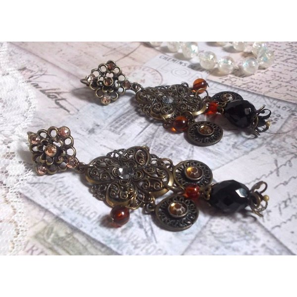 BO Milady Broc' skabt med frim&aelig;rker, dr&aring;ber, messing charms, rhinsten, PureCrystal cabochons og glasperler