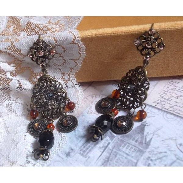 BO Milady Broc' skabt med frim&aelig;rker, dr&aring;ber, messing charms, rhinsten, PureCrystal cabochons og glasperler