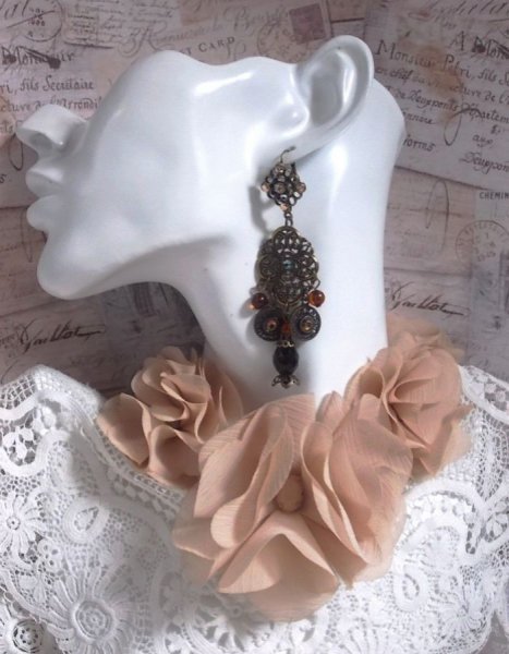 BO Milady Broc' skabt med frim&aelig;rker, dr&aring;ber, messing charms, rhinsten, PureCrystal cabochons og glasperler