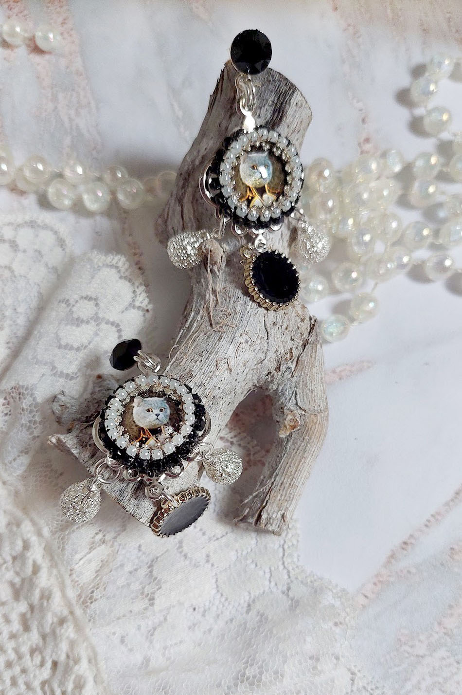 BO Mimichat Steampunk avec cabochons verres, strass, breloques époxy, perles cristal Swarovski et clous argent