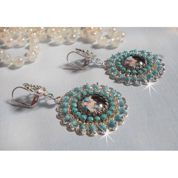 BO Moment de D&eacute;tente skabt med Vintage Dames forst&oslash;rrelsesglas cabochons, Swarovski krystaller, frim&aelig;rker og glasperler