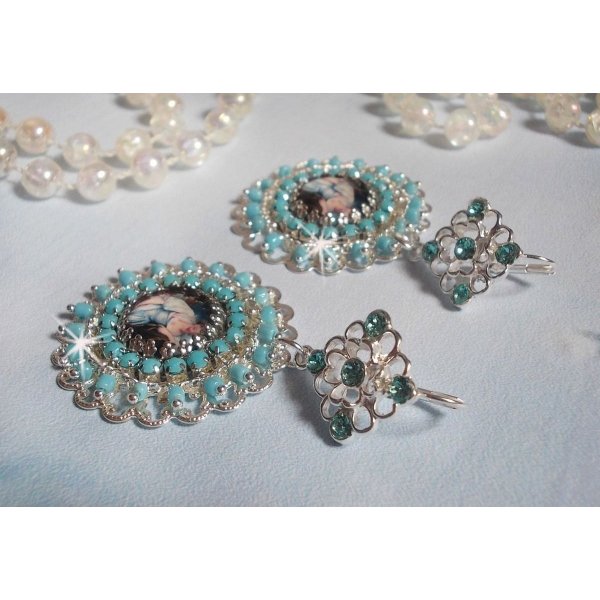 BO Moment de D&eacute;tente skabt med Vintage Dames forst&oslash;rrelsesglas cabochons, Swarovski krystaller, frim&aelig;rker og glasperler