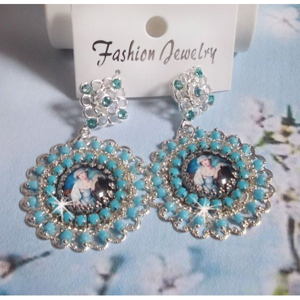 BO Moment de D&eacute;tente skabt med Vintage Dames forst&oslash;rrelsesglas cabochons, Swarovski krystaller, frim&aelig;rker og glasperler