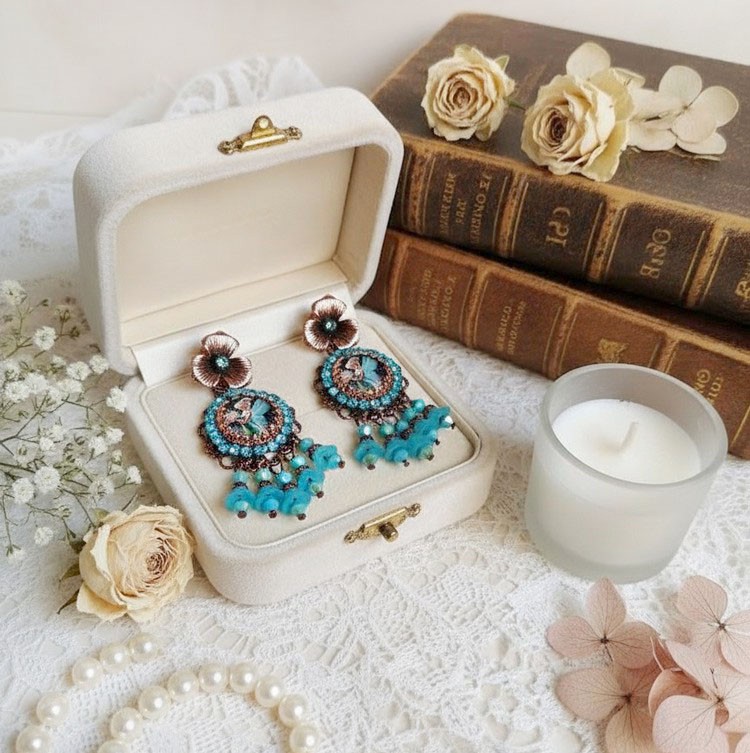 BO Monde des F&eacute;es cr&eacute;&eacute;es avec cabochon verre, estampes laiton et perles Cristal Swarovski