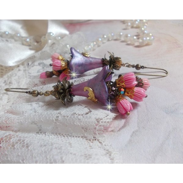 BO M&eacute;tamorphose Fantaisie, boutons de roses sauvages &agrave; laquelle s&rsquo;ajoute perles Cristal, fleurs trompettes peintes &agrave; la main aux couleurs de l&rsquo;&eacute;t&eacute;, perles verre et calottes mont&eacute;s sur crochets Laiton