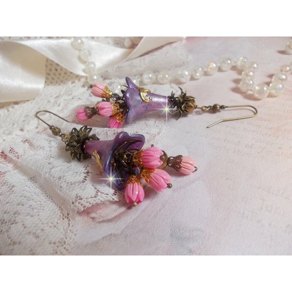 BO M&eacute;tamorphose Fantaisie, boutons de roses sauvages &agrave; laquelle s&rsquo;ajoute perles Cristal, fleurs trompettes peintes &agrave; la main aux couleurs de l&rsquo;&eacute;t&eacute;, perles verre et calottes mont&eacute;s sur crochets Laiton