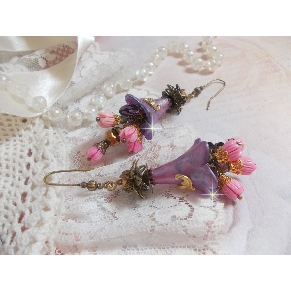 BO M&eacute;tamorphose Fantaisie, boutons de roses sauvages &agrave; laquelle s&rsquo;ajoute perles Cristal, fleurs trompettes peintes &agrave; la main aux couleurs de l&rsquo;&eacute;t&eacute;, perles verre et calottes mont&eacute;s sur crochets Laiton