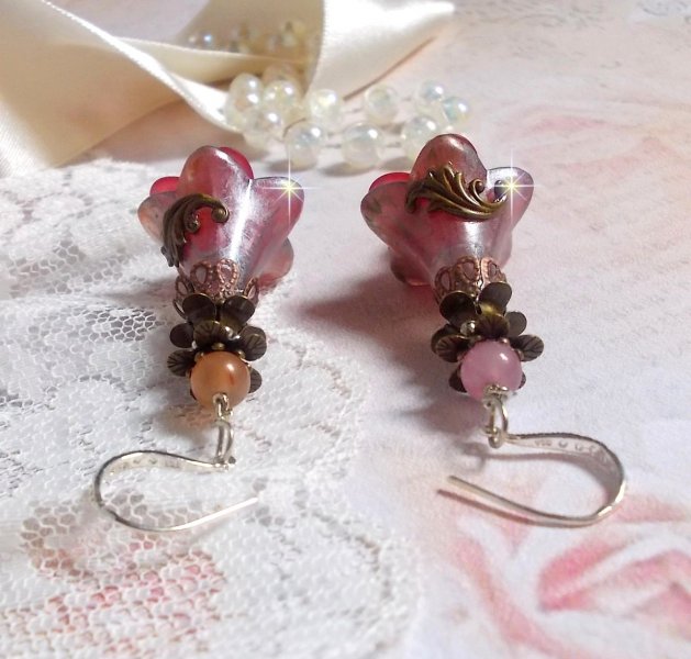 BO Myst&egrave;res d&rsquo;Antan mont&eacute;es avec fleurs r&eacute;sines, breloques gouttes, Quartz Rose et crochets argent 925