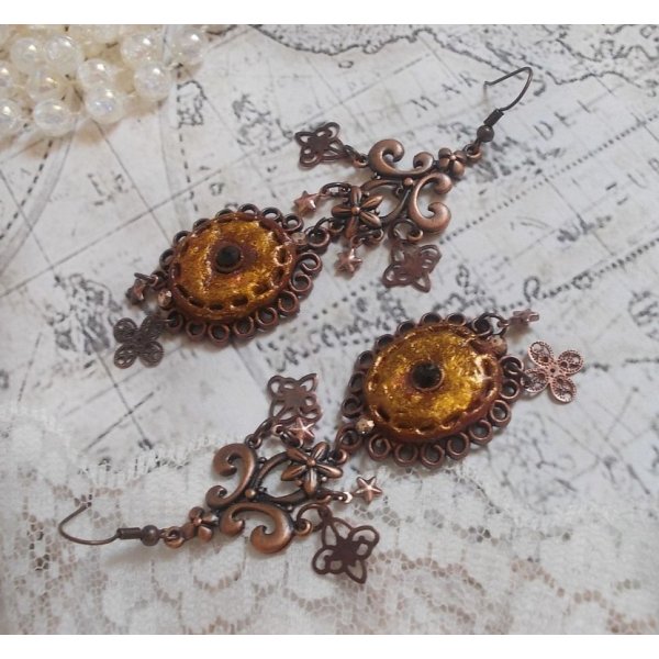 BO Myst&egrave;res d'Ars&egrave;ne skabt med forskellige formede charms, medaljoner, patinerede porcel&aelig;nsmotiver og Swarovski-krystaller