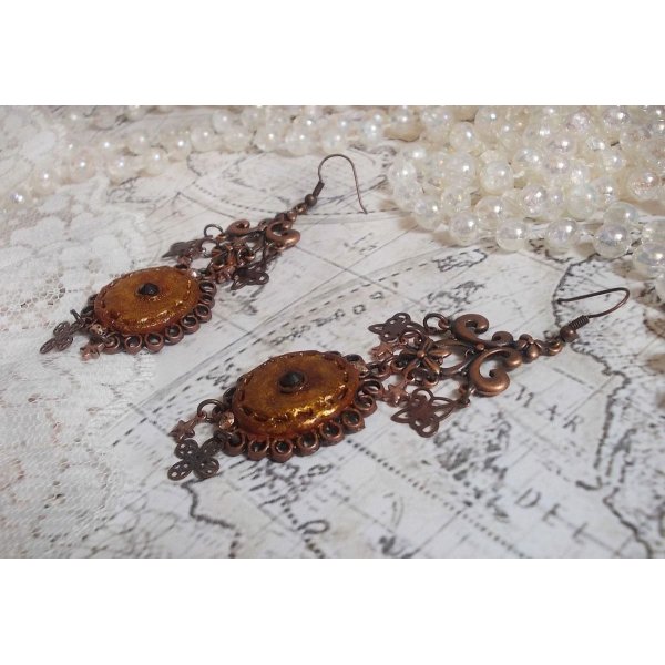 BO Myst&egrave;res d'Ars&egrave;ne skabt med forskellige formede charms, medaljoner, patinerede porcel&aelig;nsmotiver og Swarovski-krystaller