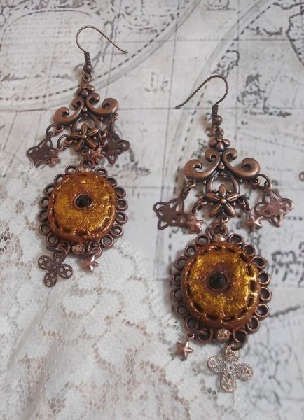 BO Myst&egrave;res d'Ars&egrave;ne skabt med forskellige formede charms, medaljoner, patinerede porcel&aelig;nsmotiver og Swarovski-krystaller