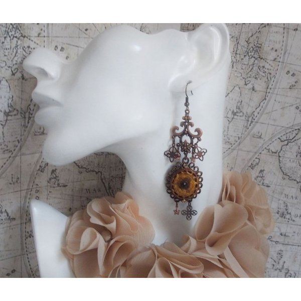 BO Myst&egrave;res d'Ars&egrave;ne skabt med forskellige formede charms, medaljoner, patinerede porcel&aelig;nsmotiver og Swarovski-krystaller