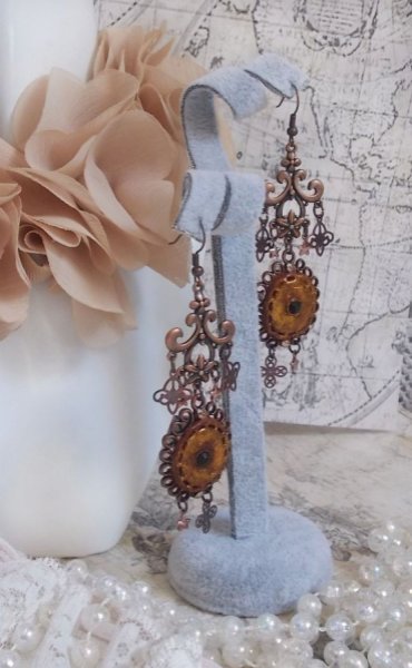 BO Myst&egrave;res d'Ars&egrave;ne skabt med forskellige formede charms, medaljoner, patinerede porcel&aelig;nsmotiver og Swarovski-krystaller