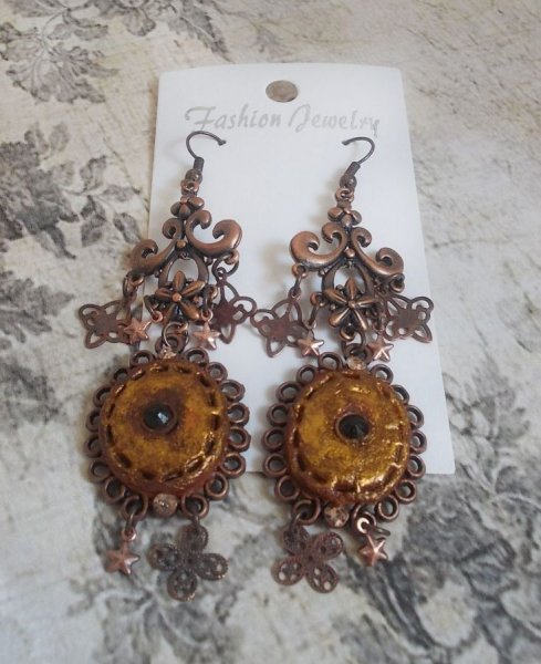 BO Myst&egrave;res d'Ars&egrave;ne skabt med forskellige formede charms, medaljoner, patinerede porcel&aelig;nsmotiver og Swarovski-krystaller