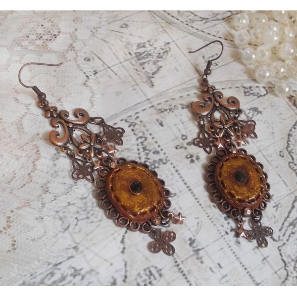 BO Myst&egrave;res d'Ars&egrave;ne skabt med forskellige formede charms, medaljoner, patinerede porcel&aelig;nsmotiver og Swarovski-krystaller