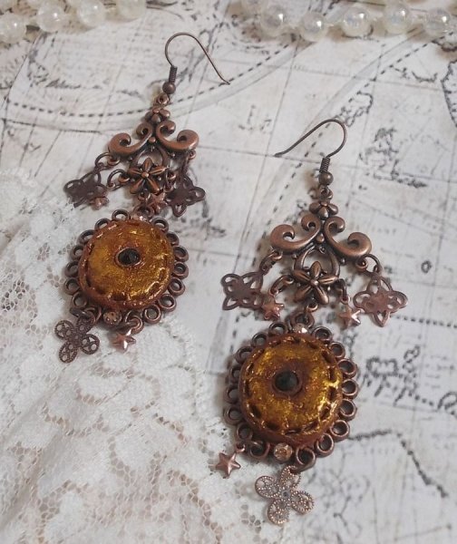 BO Myst&egrave;res d'Ars&egrave;ne skabt med forskellige formede charms, medaljoner, patinerede porcel&aelig;nsmotiver og Swarovski-krystaller