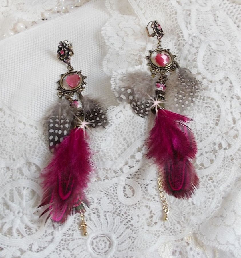 Navajo Fuchsia og brun BO med glasperler, Swarovski-krystaller og fjer