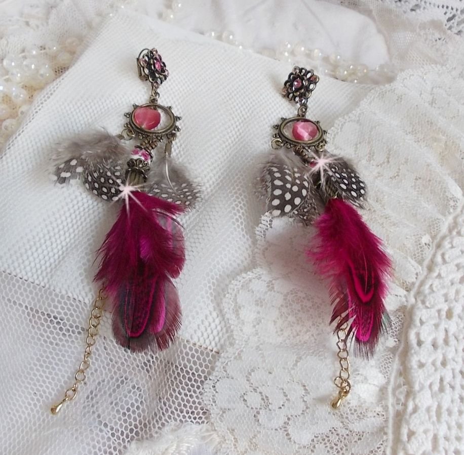 Navajo Fuchsia og brun BO med glasperler, Swarovski-krystaller og fjer