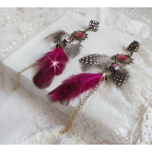 Navajo Fuchsia og brun BO med glasperler, Swarovski-krystaller og fjer