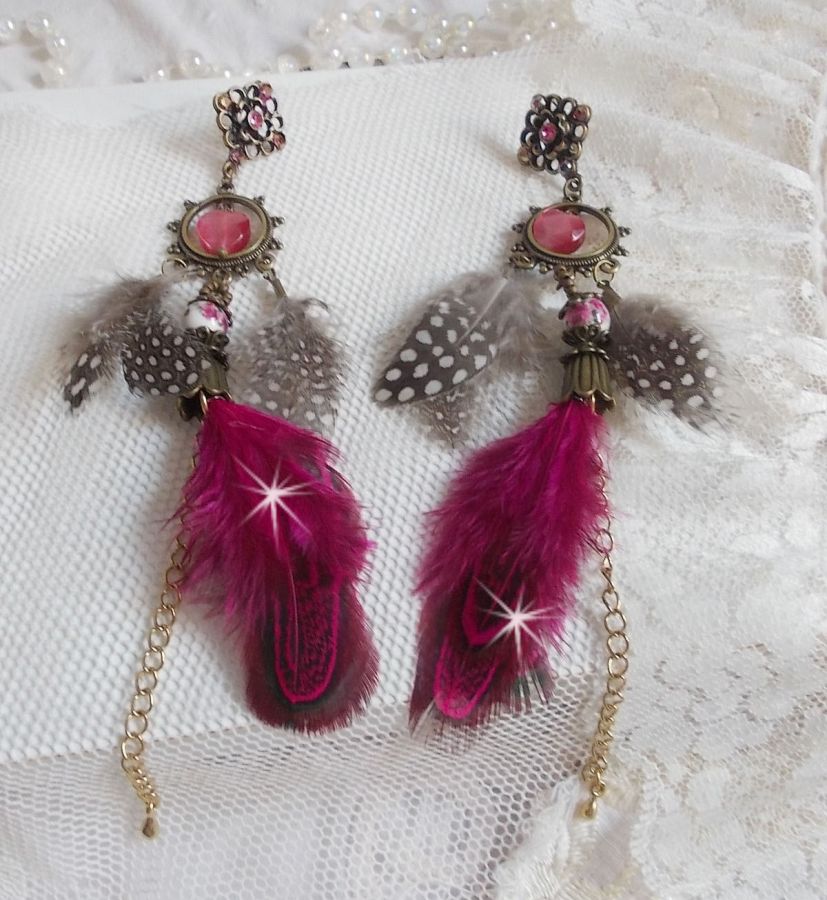 Navajo Fuchsia og brun BO med glasperler, Swarovski-krystaller og fjer