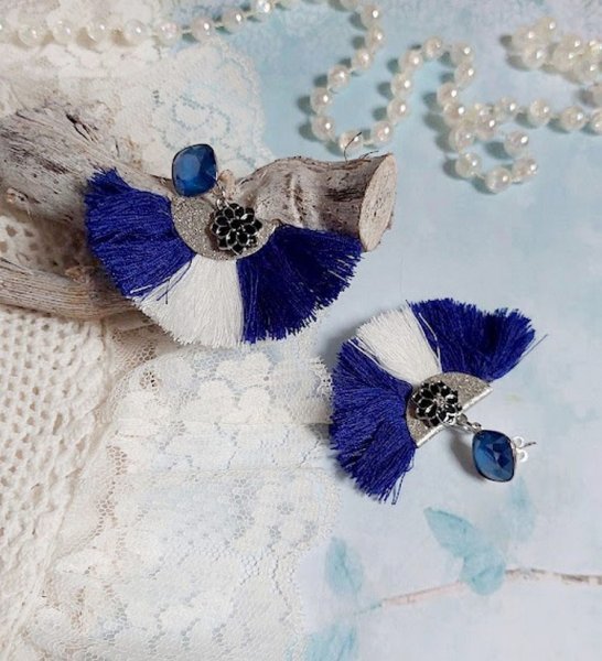 BO Navy Blue and White mont&eacute;es avec pompons, breloques &eacute;maill&eacute;es, puces argent 925/1000 et cristaux