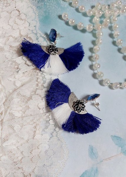 BO Navy Blue and White mont&eacute;es avec pompons, breloques &eacute;maill&eacute;es, puces argent 925/1000 et cristaux
