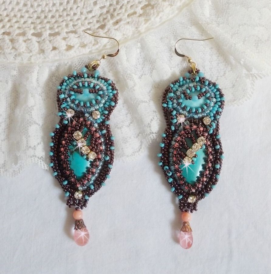 BO NaÎade avec des cabochons en turquoise, des strass, des rocailles et du cuir vachette Camel