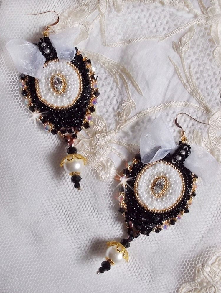 BO Black Sacred Haute-Couture broderet med vintage sorte blonder, Swarovski-krystaller, facetter og frøperler