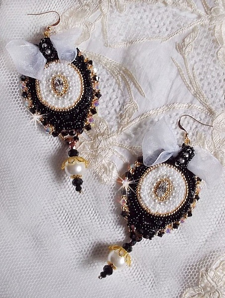 BO Black Sacred Haute-Couture broderet med vintage sorte blonder, Swarovski-krystaller, facetter og fr&oslash;perler