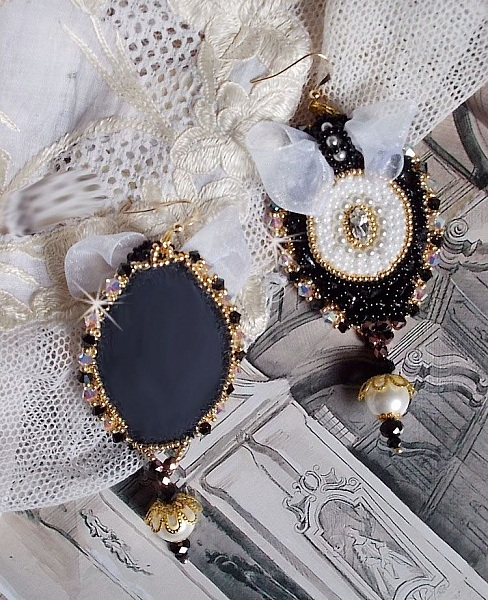 BO Black Sacred Haute-Couture broderet med vintage sorte blonder, Swarovski-krystaller, facetter og fr&oslash;perler