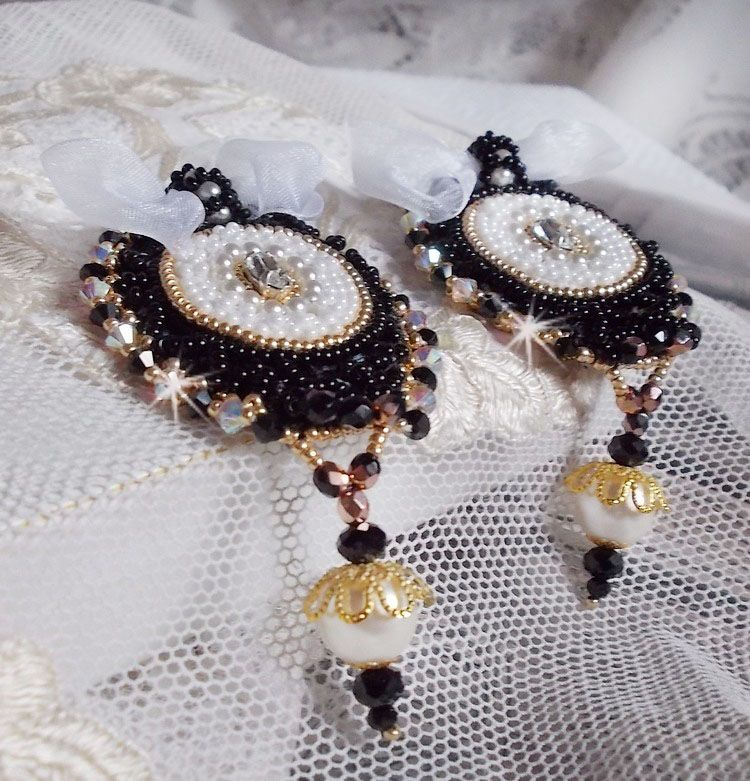 BO Black Sacred Haute-Couture broderet med vintage sorte blonder, Swarovski-krystaller, facetter og frøperler