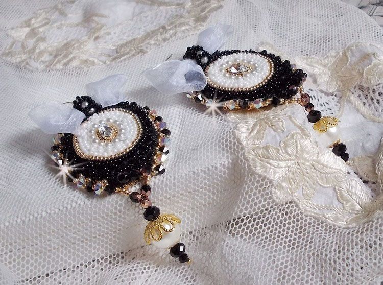 BO Black Sacred Haute-Couture broderet med vintage sorte blonder, Swarovski-krystaller, facetter og frøperler