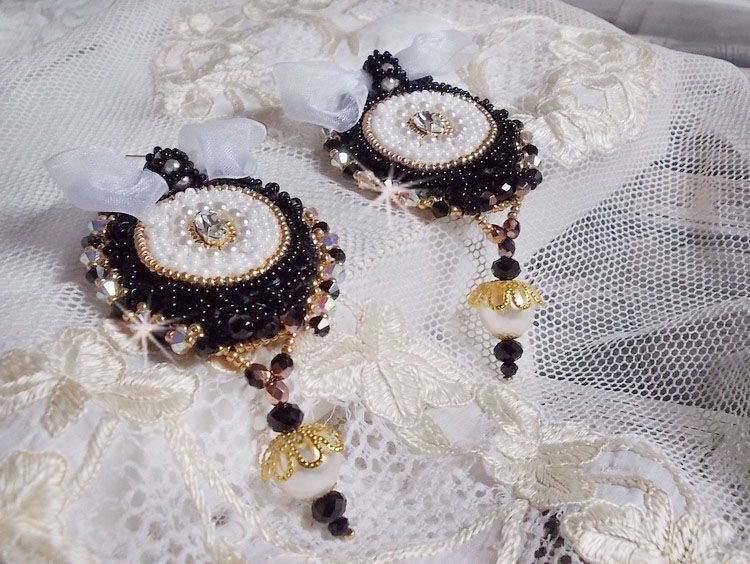 BO Black Sacred Haute-Couture broderet med vintage sorte blonder, Swarovski-krystaller, facetter og frøperler