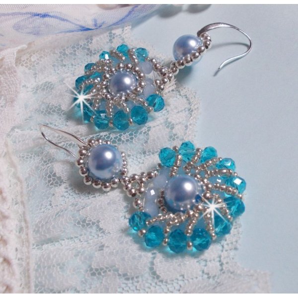 BO Ode Blue and Silver skabt med perleagtige runde perler, flade facetter og s&oslash;lvfr&oslash;perler.