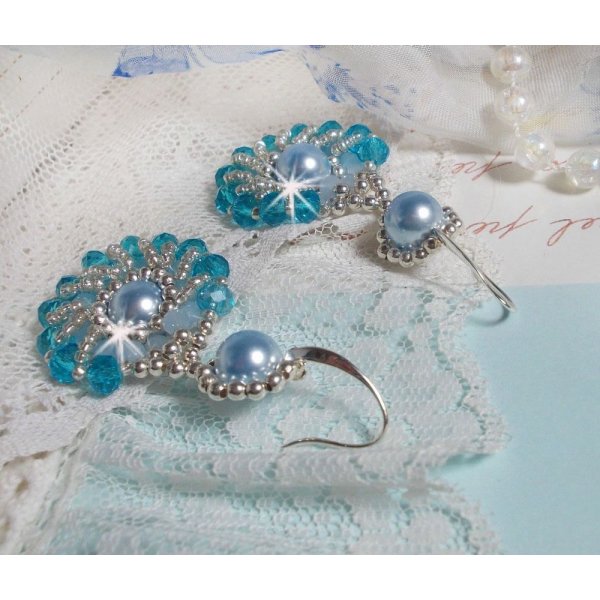 BO Ode Blue and Silver skabt med perleagtige runde perler, flade facetter og s&oslash;lvfr&oslash;perler.