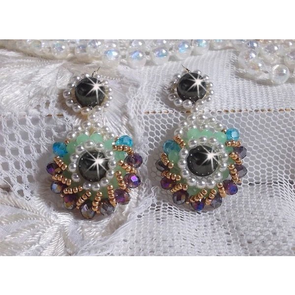 BO Ode Green og Purple skabt med perleagtige runde perler, fladtrykte facetter og gyldne fr&oslash;perler