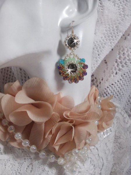 BO Ode Green og Purple skabt med perleagtige runde perler, fladtrykte facetter og gyldne fr&oslash;perler