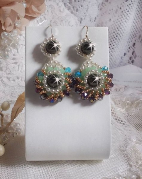 BO Ode Green og Purple skabt med perleagtige runde perler, fladtrykte facetter og gyldne fr&oslash;perler