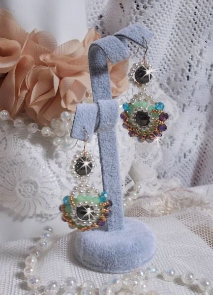 BO Ode Green og Purple skabt med perleagtige runde perler, fladtrykte facetter og gyldne fr&oslash;perler