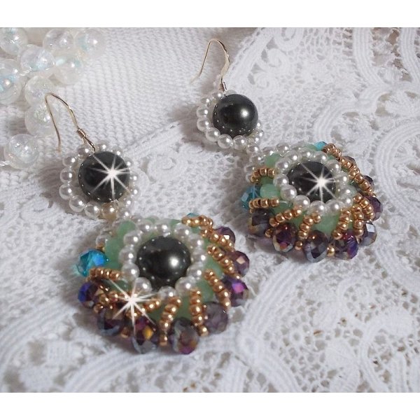 BO Ode Green og Purple skabt med perleagtige runde perler, fladtrykte facetter og gyldne fr&oslash;perler